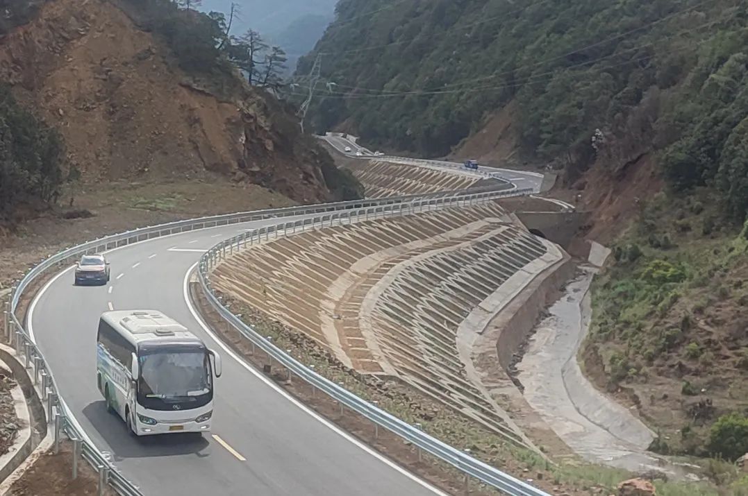 G348線(原S307）鹽源小高山隧道正式試通車運(yùn)行